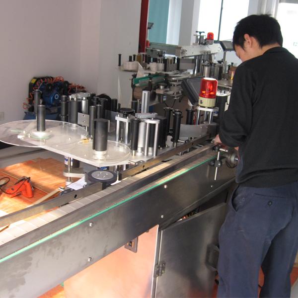 เครื่องติดฉลากอัตโนมัติ Siemens PLC พร้อมตัวแยกขวดสำหรับขวดน้ำ