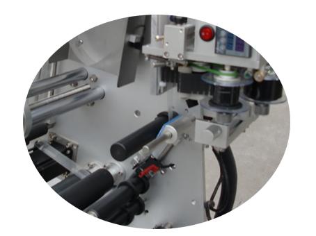 เครื่องติดฉลากขวดขนาดเล็ก 10 มล. พร้อมสติกเกอร์ฉลากสองชั้นใบรับรอง