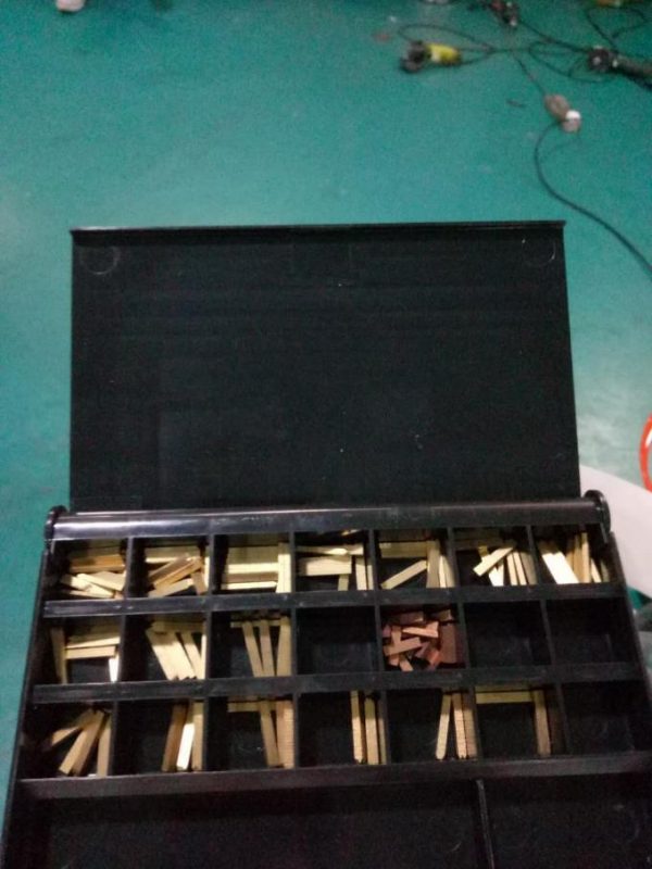ฉลากเครื่องติดฉลากสติ๊กเกอร์ Doubel อัตโนมัติพร้อมอุปกรณ์เพจและเครื่องเข้ารหัส