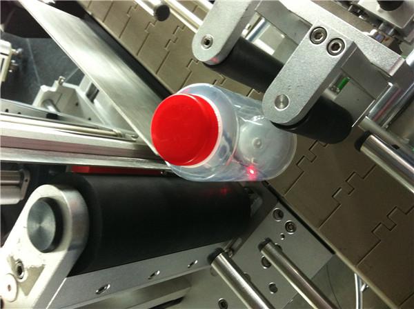 เครื่องติดฉลากสติกเกอร์ขวดกลม Pawpaw / Guava สำหรับสนามเครื่องดื่ม