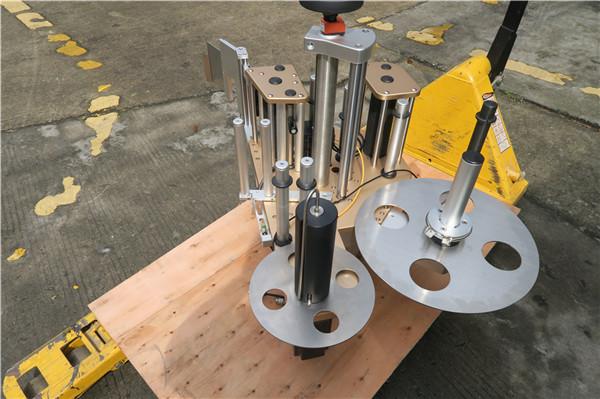 เครื่องติดฉลากขวดกลมพร้อมระบบเครื่องติดฉลากจานหมุน