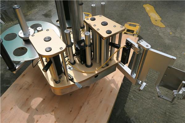 เครื่องติดฉลากสติ๊กเกอร์โรตารีความเร็วสูงพร้อมฟังก์ชั่นการหมุน