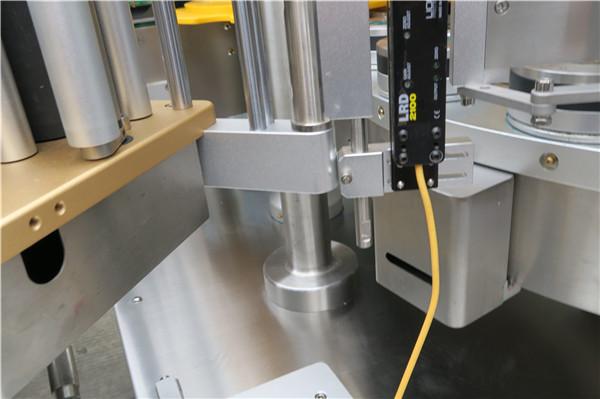 เครื่องติดฉลากสติกเกอร์โรตารีความเร็วสูงพร้อมสายพานตัวเลือกเครื่องบรรจุ