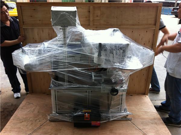 เครื่องติดฉลากสติกเกอร์ความเร็ว 45 ม. / นาทีสำหรับขวดน้ำ Sqaure / กลม / แบน