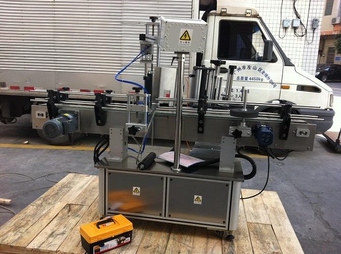 เครื่องติดฉลากสติกเกอร์ขวดกลมคู่ความแม่นยำสูงสำหรับฉลาก adhesvie