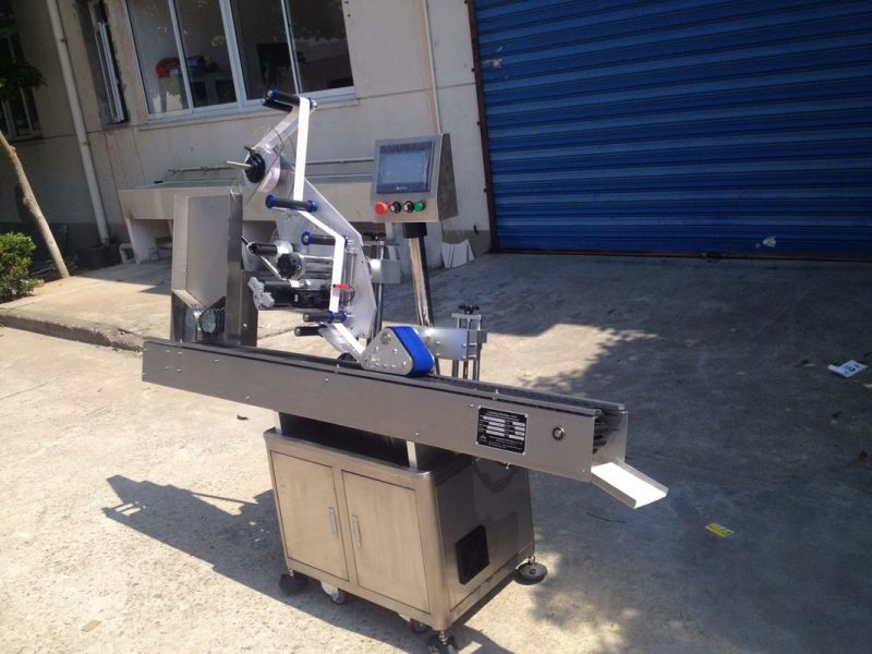 ประเทศจีนเส้นผ่านศูนย์กลาง 12-25 มม. รอบขวดสติกเกอร์ติดด้วยตนเองเครื่องติดฉลากอัตโนมัติสำหรับผู้จัดจำหน่ายเครื่องสำอางค์ลิปสติ๊ก