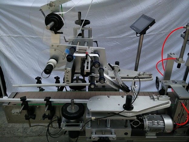 China PLC ที่มีชื่อเสียงของญี่ปุ่นแบรนด์ MITSUBISHI เครื่องติดฉลากพื้นผิวเรียบพร้อมวัตถุตรวจจับตาวิเศษ