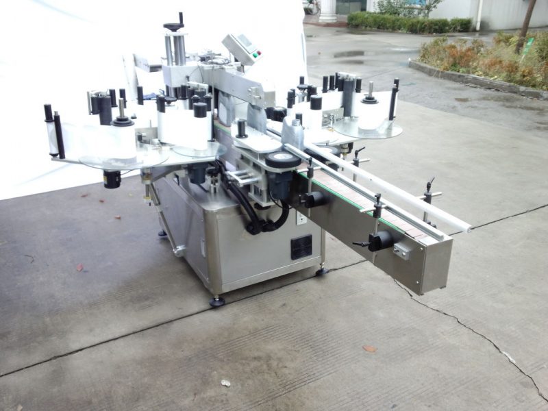 เครื่องติดฉลากสติกเกอร์สองด้านอัตโนมัติของจีนพร้อมด้านหน้าและด้านหลังสำหรับผู้จัดจำหน่ายแบบวงรีรอบขวดอควา