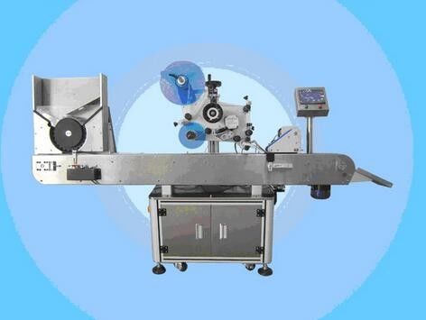 เครื่องติดฉลากขวดอัตโนมัติของจีนเครื่องสติกเกอร์ฉลากยาทาเล็บสำหรับจำหน่ายเครื่องสำอาง