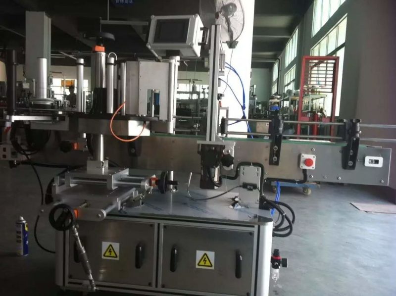 เครื่องติดฉลากสติกเกอร์ขวดน้ำผลไม้ / ผักของจีนสำหรับผู้จัดจำหน่ายอุตสาหกรรมเครื่องดื่ม