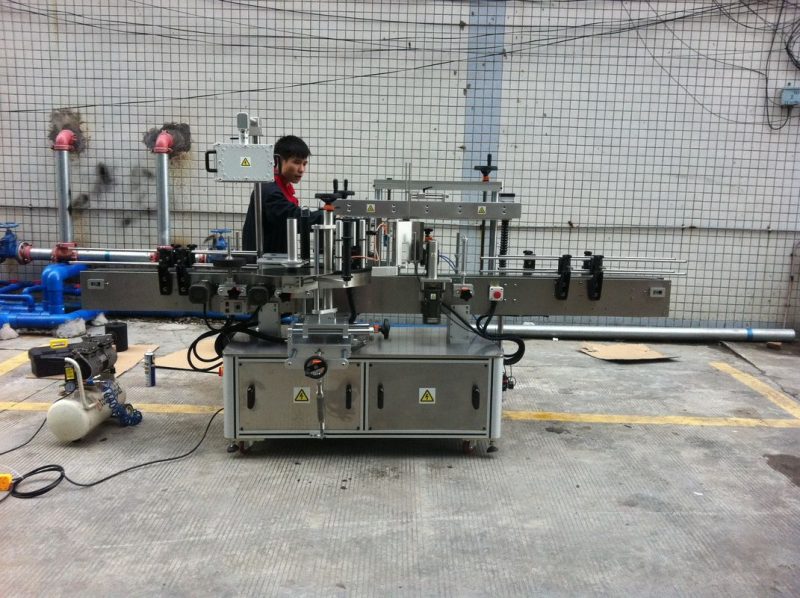 ประเทศจีนเครื่องติดฉลากขวดกลมกาวอัตโนมัติเต็มรูปแบบสำหรับผู้จัดจำหน่ายขวด PET ทั้งด้านหน้าและด้านหลัง